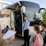 Bezpieczny autobus na wycieczkę szkolną